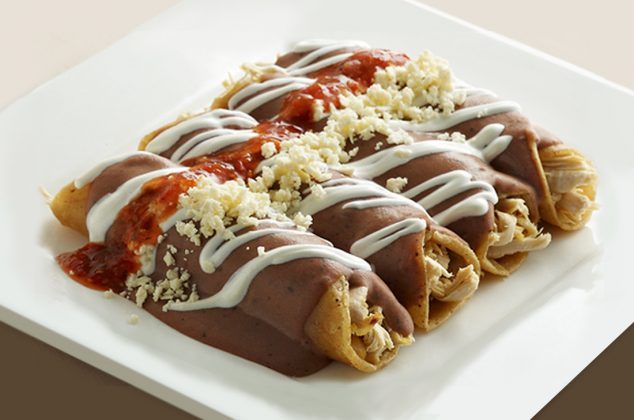 Enfrijoladas rellenas de pollo