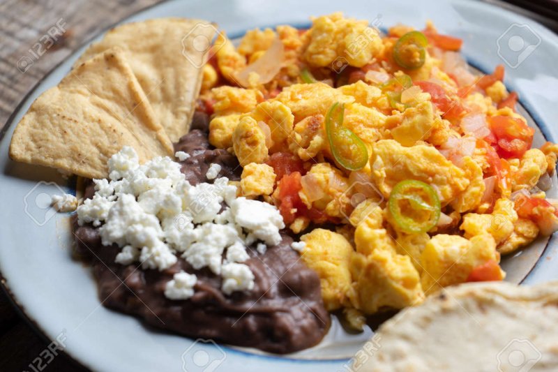 HUEVO C/FRIJOLES Y TORTILLA